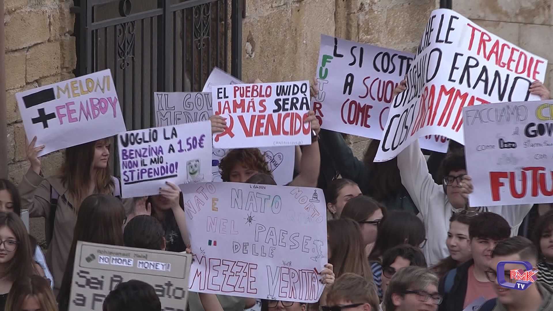 Caro vita e tagli alla scuola: protesta degli studenti anche a Sciacca